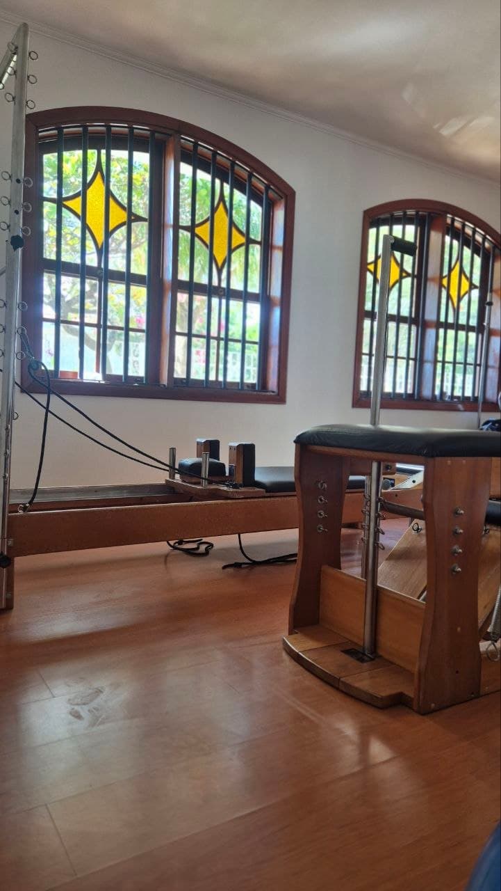 Equipamentos de pilates com vitrais