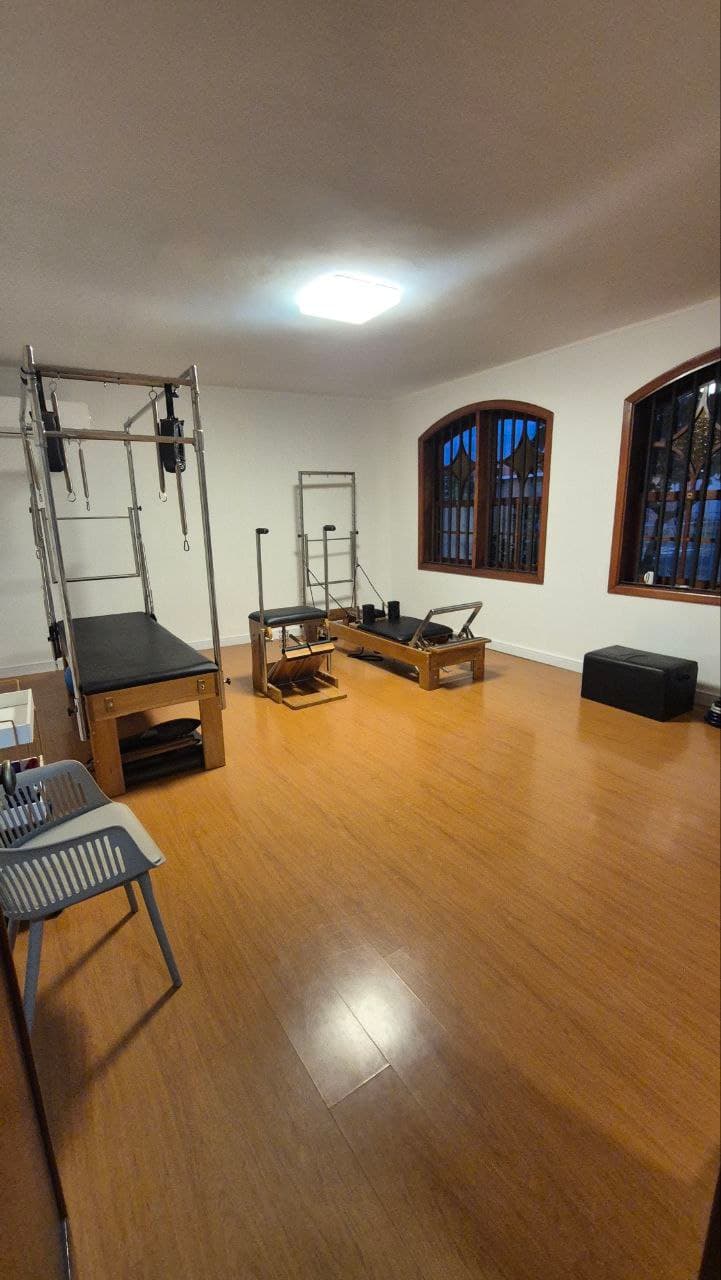 Sala principal da The Good Place Health com equipamentos de pilates